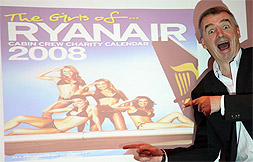 El presidente de Ryanair, Michael O'Leary, presentando su calendario.
