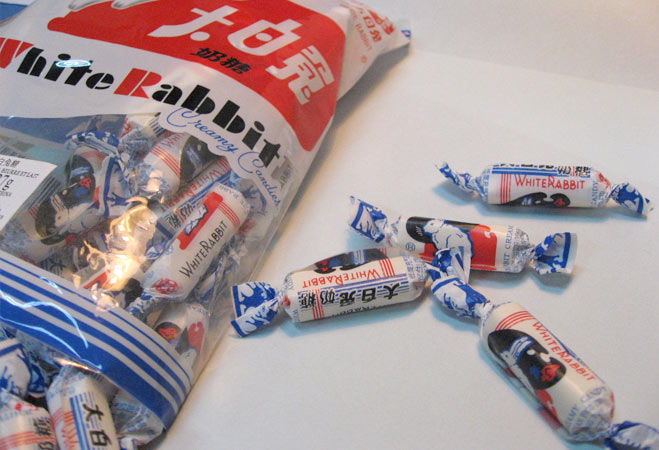Imagen de una bolsa de los caramelos White Rabbit.