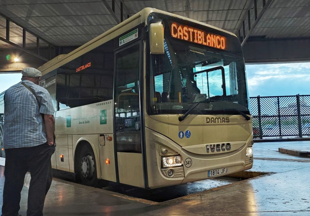 FACUA denuncia a la empresa Damas por deficiencias en la línea de autobús Castilblanco-Burguillos-Sevilla