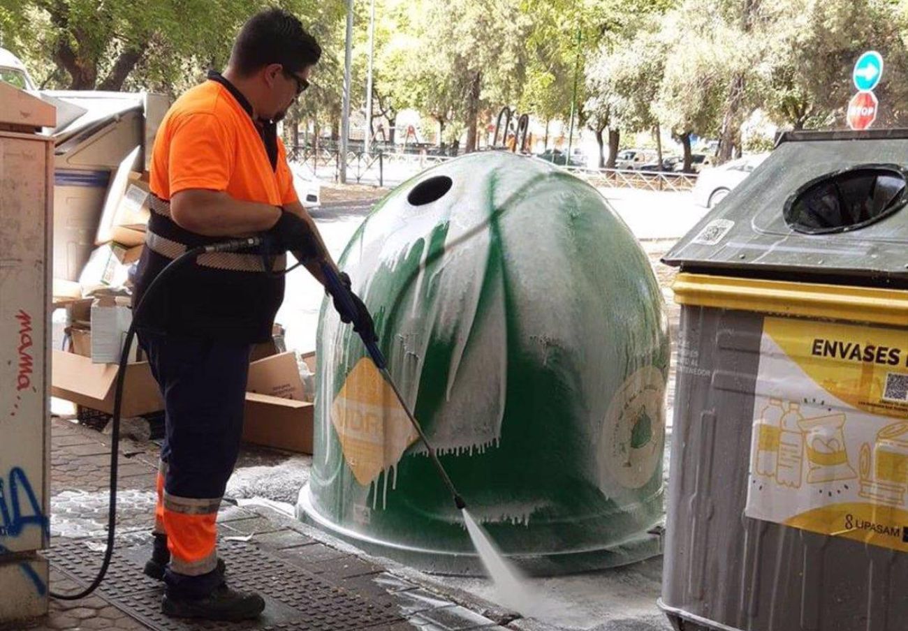 FACUA Sevilla reclama a Lipasam mejoras en la frecuencia de limpieza y mantenimiento de contenedores 