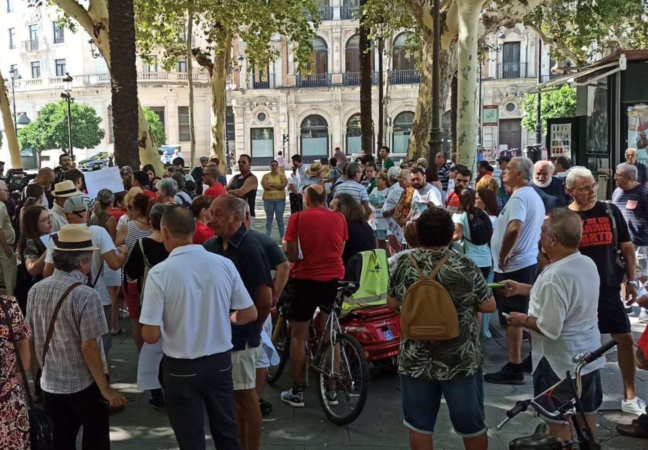 FACUA Sevilla apoya la manifestación de Barrios Hartos por los cortes de suministro y apagones de luz