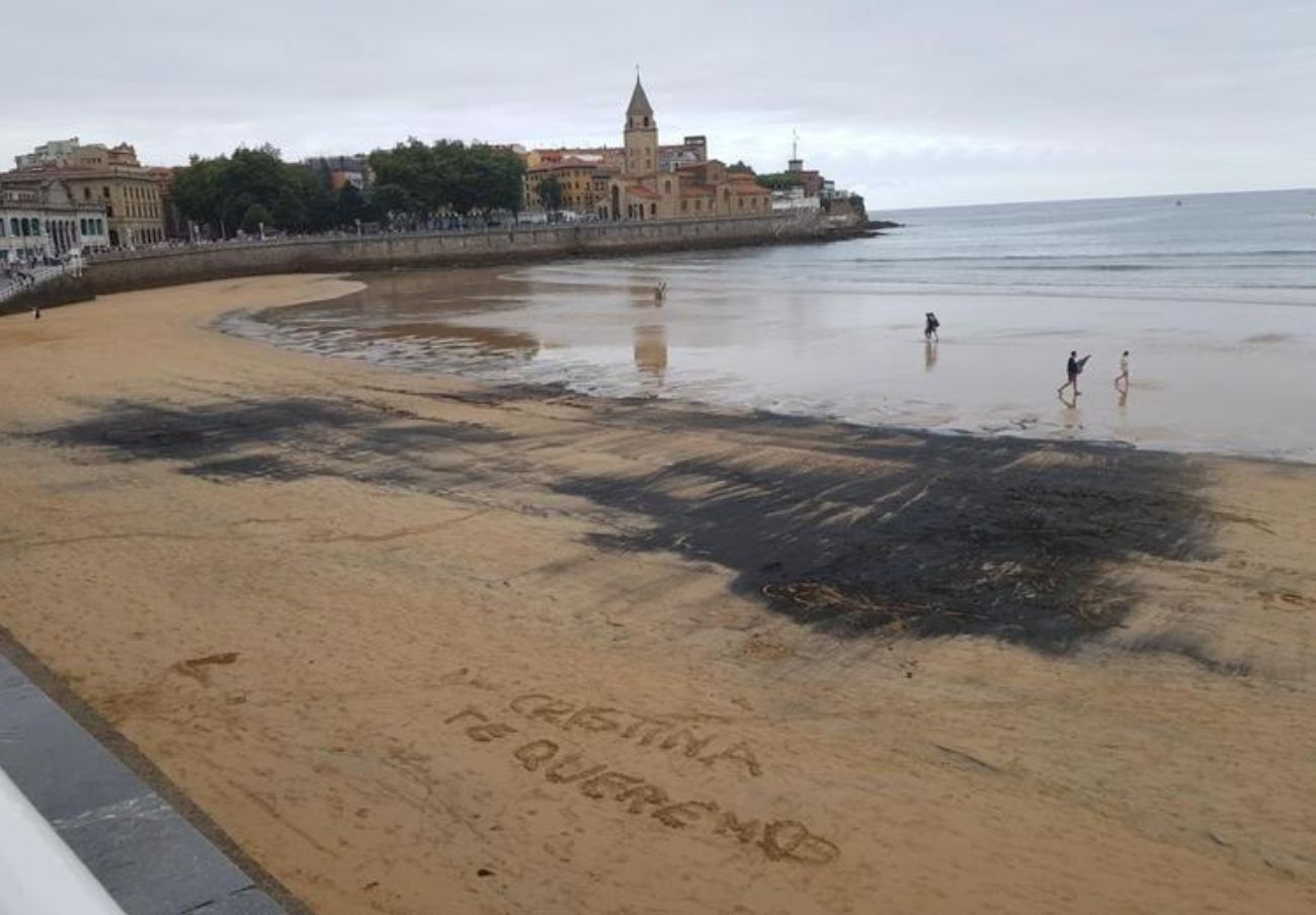 FACUA Asturias llama al Ayuntamiento de Gijón a actuar ante la contaminación de la playa de San Lorenzo
