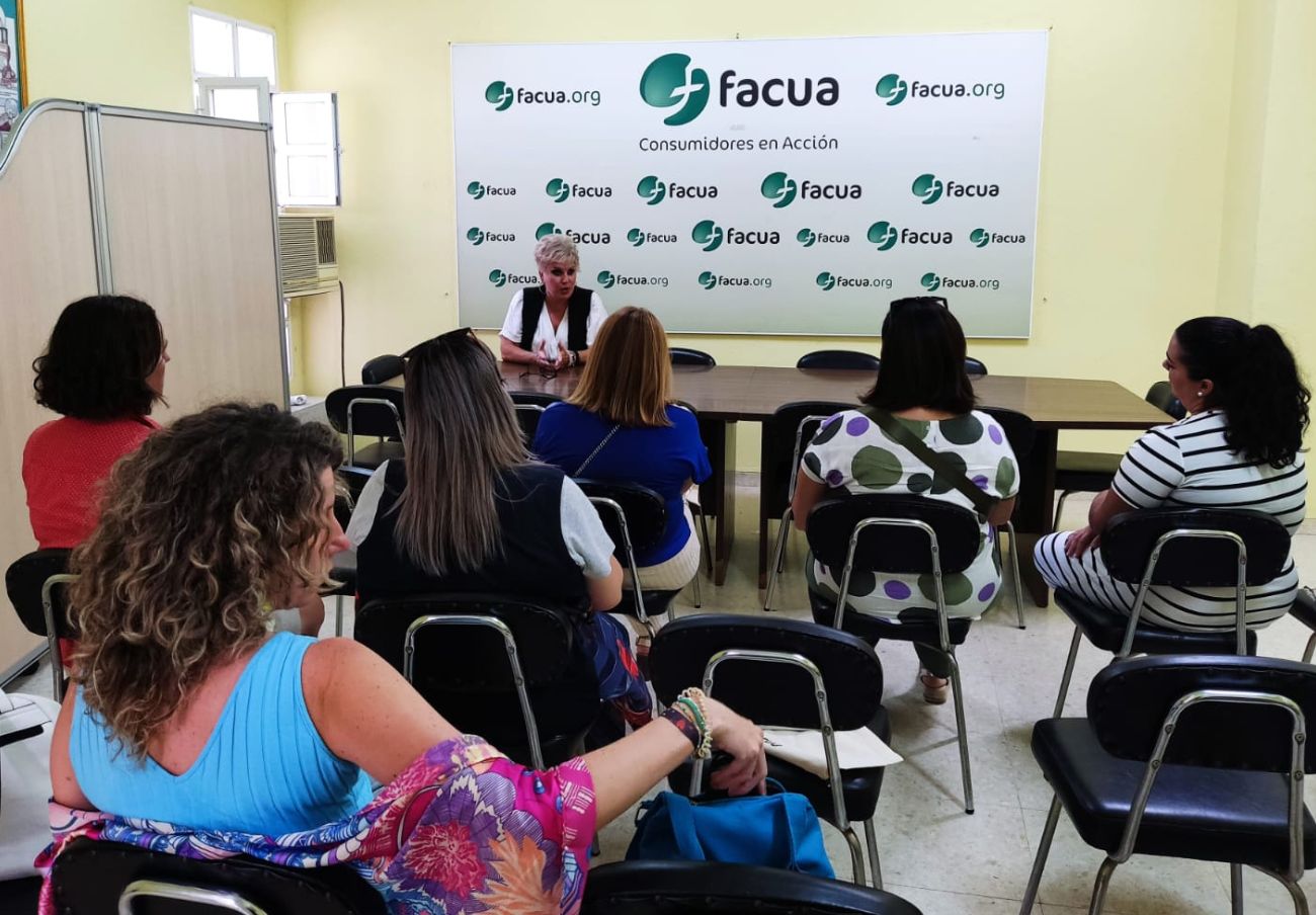 FACUA Sevilla recibe al alumnado de Formatec-Grupo Aspasia para formarles en derechos de los consumidores