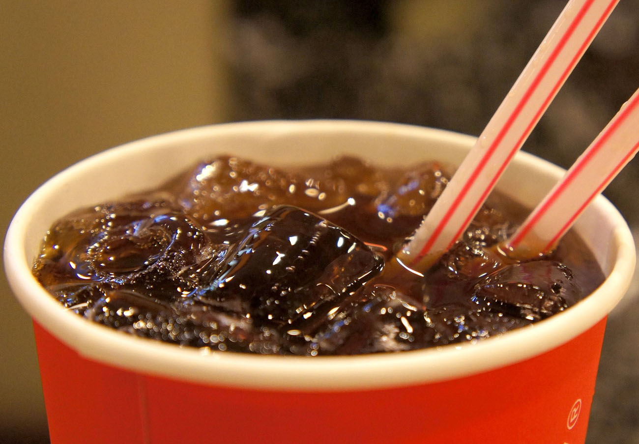 Coca-Cola y Pepsi destinan millones de euros a evitar que se vincule su consumo con la obesidad Coca-Cola y Pepsi destinan millones de euros a evitar que se vincule su consumo con la obesidad