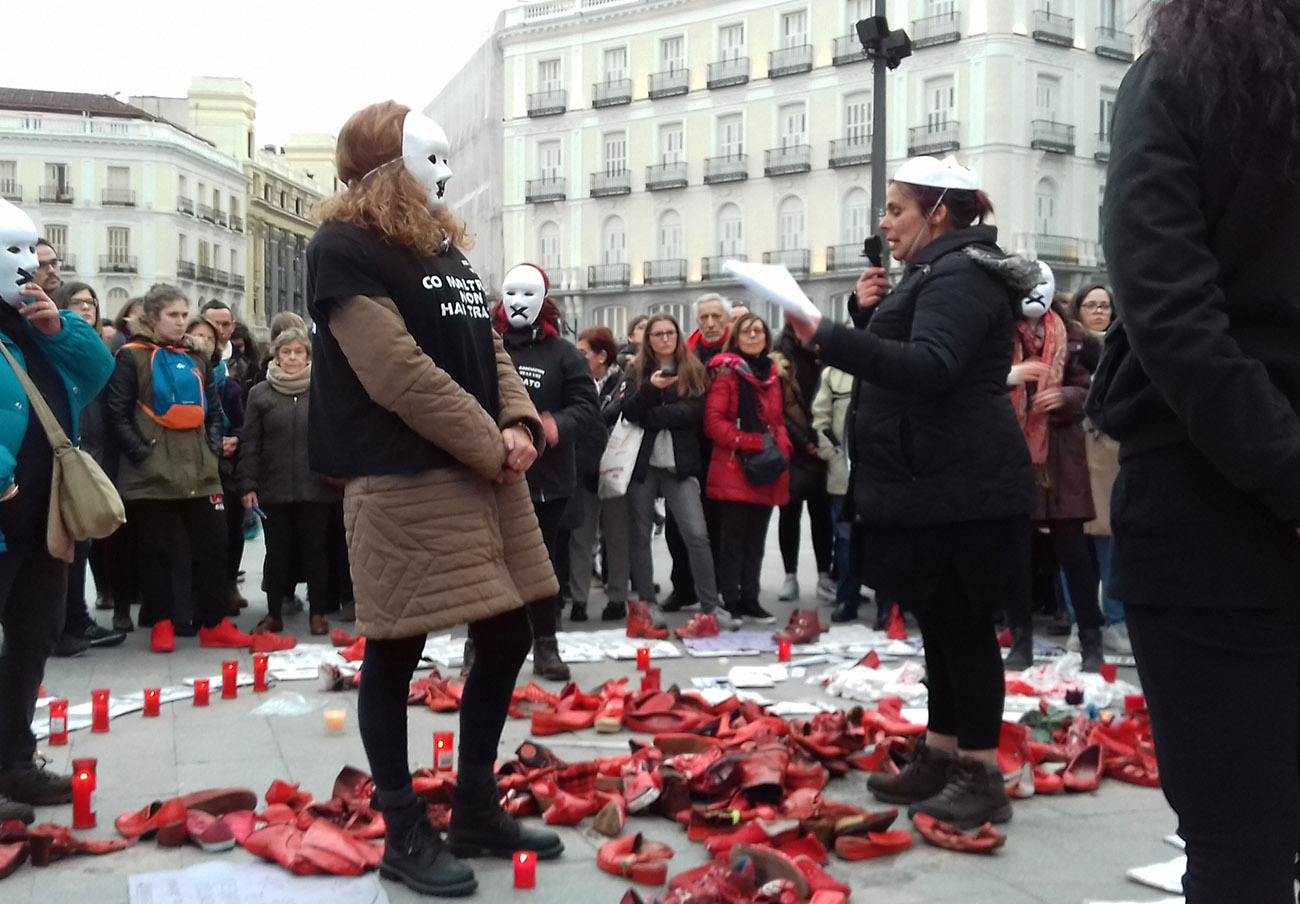 Víctimas de violencia machista y miembros de la asociación 'Velaluz' en la Puerta del Sol. Imagen: Europa Press.