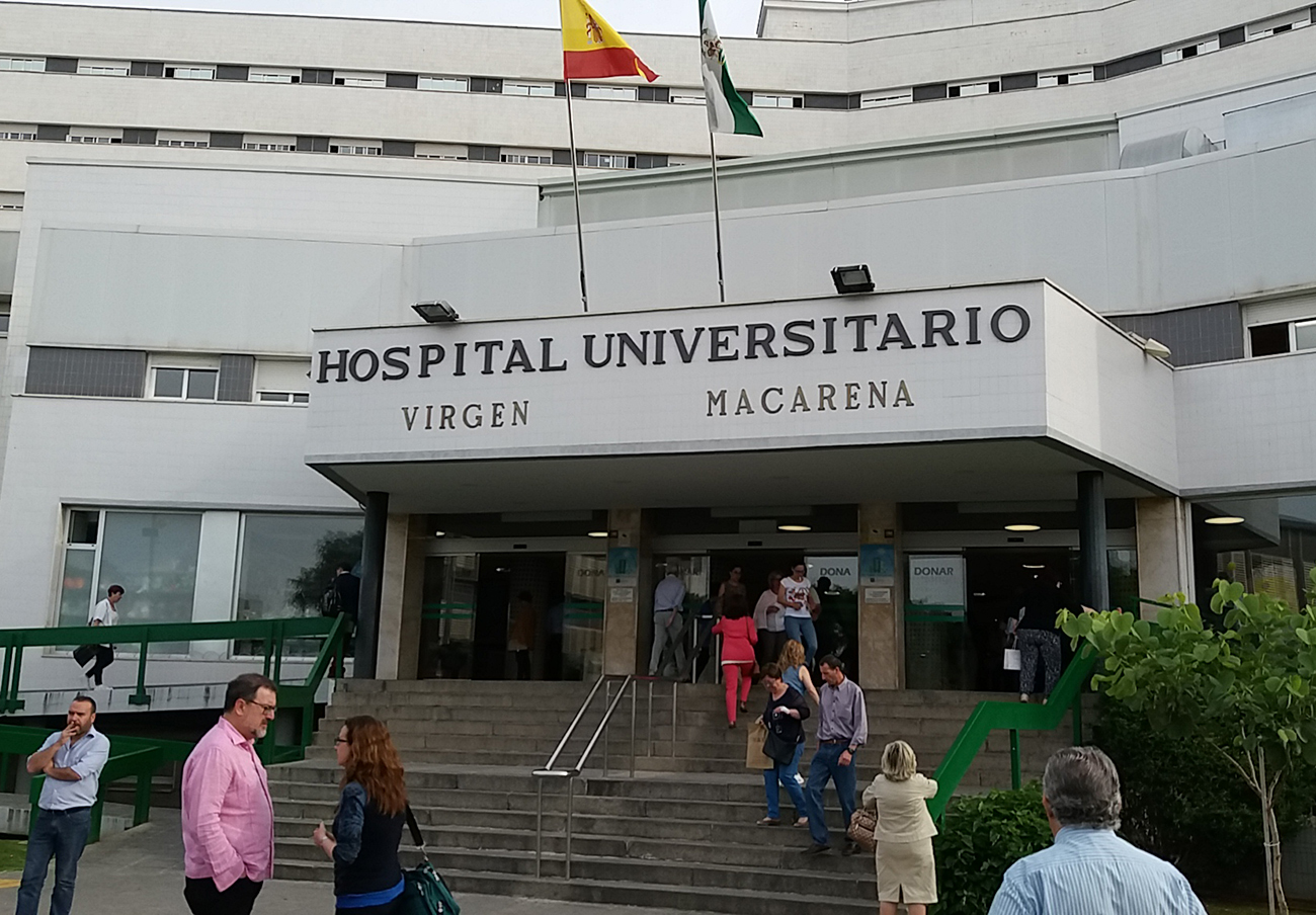 FACUA Sevilla pide explicaciones tras la caída de parte del techo de la sala de diálisis del Macarena