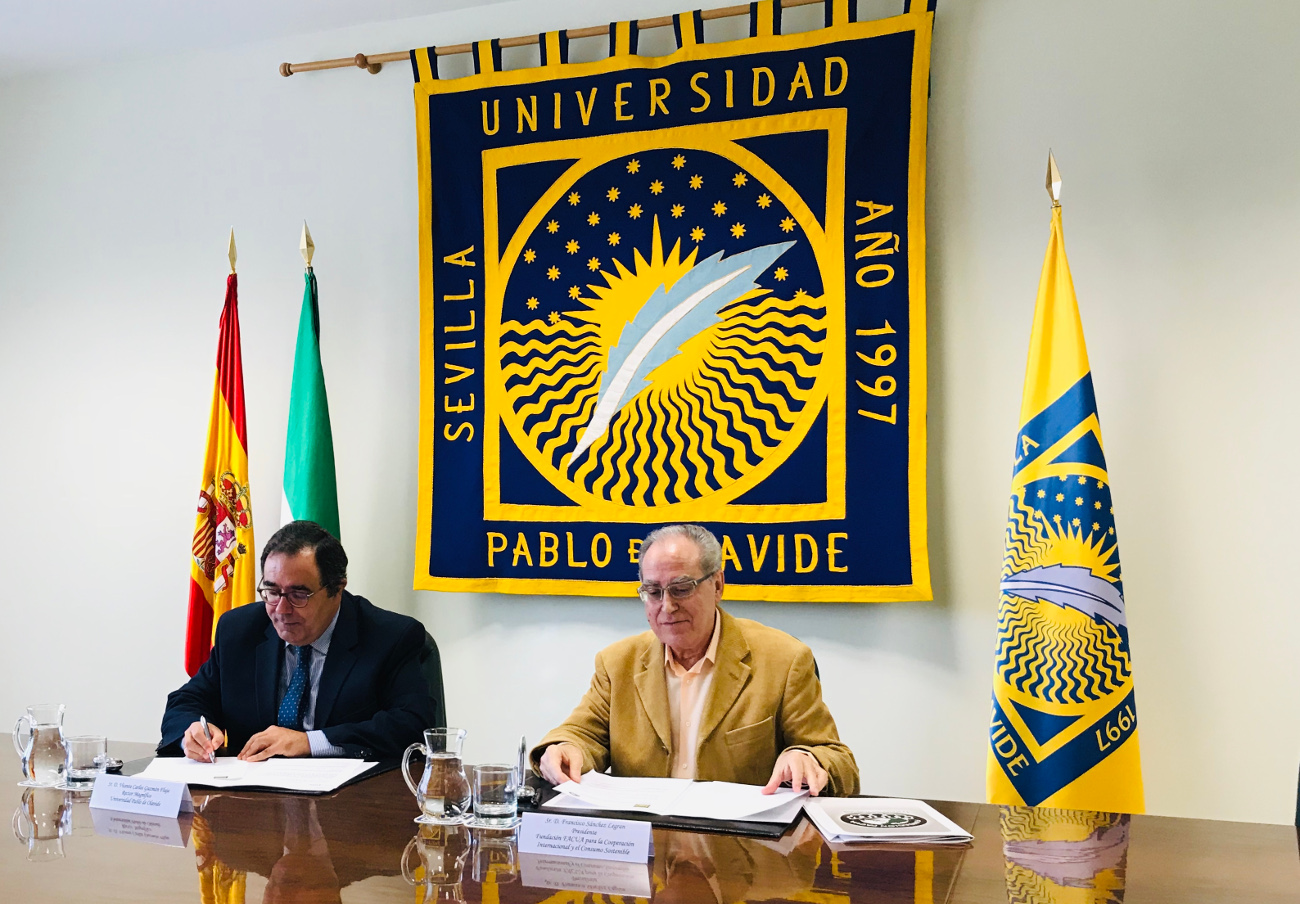 A la izquierda, el rector de la Universidad Pablo de Olavide, Vicente Guzmán; y a la derecha, el presidente de la Fundación FACUA, Francisco Sánchez Legrán.
