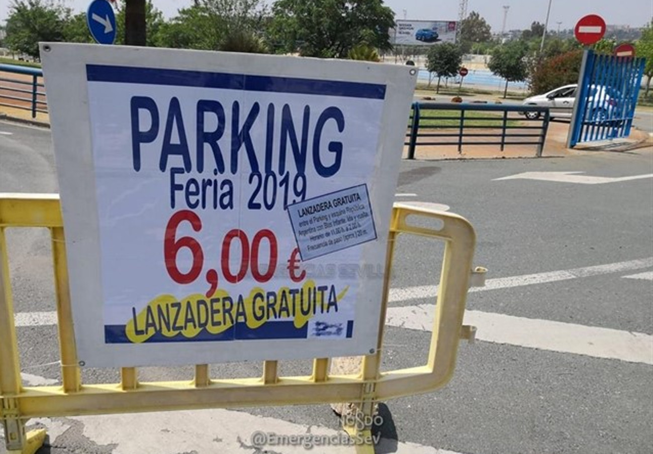 Clausurado un aparcamiento ilegal de pago habilitado para la Feria de Sevilla en el Parque Vega de Triana