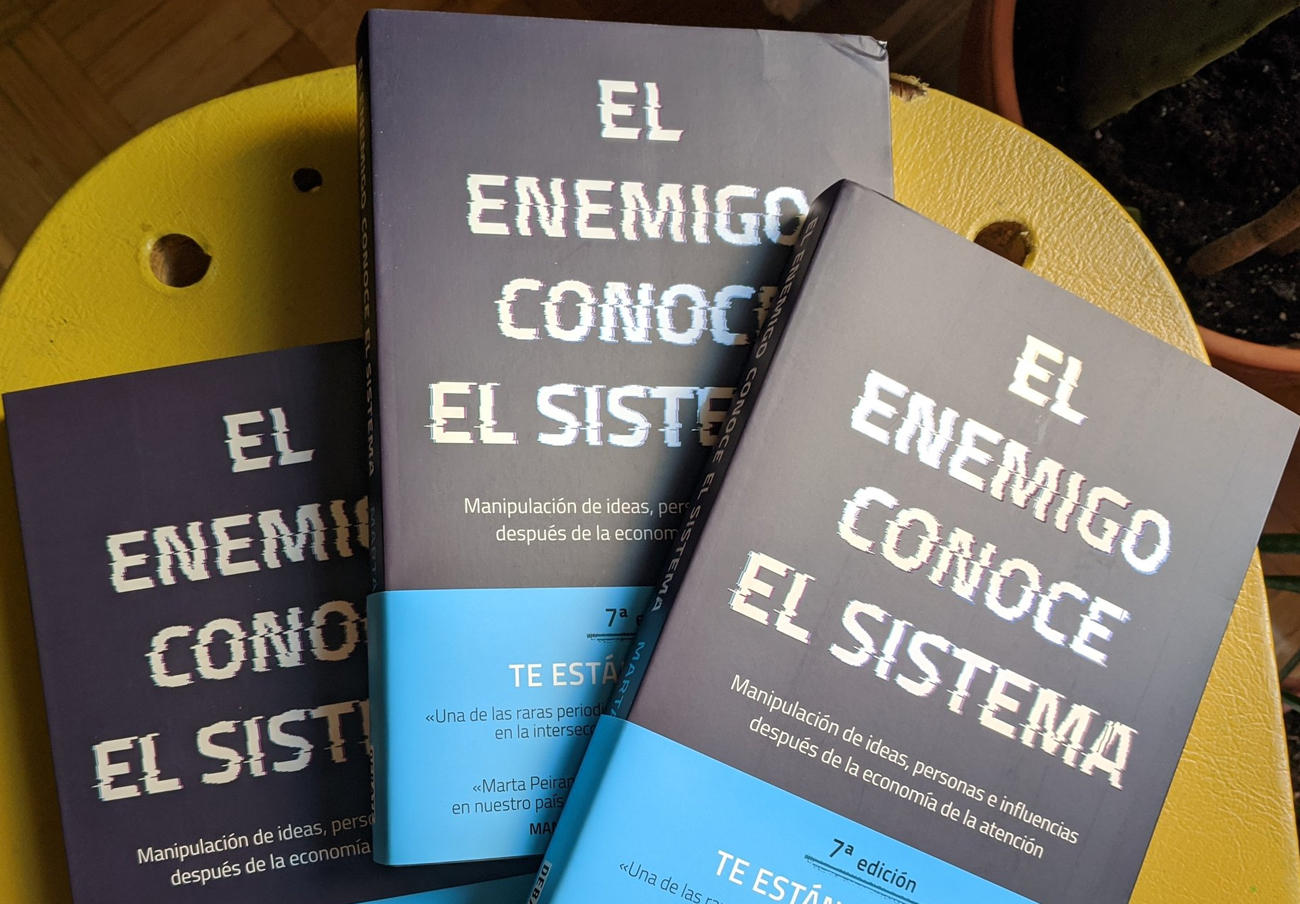 Portada del libro El enemigo conoce el sistema. | Imagen: Marta Peirano. 
