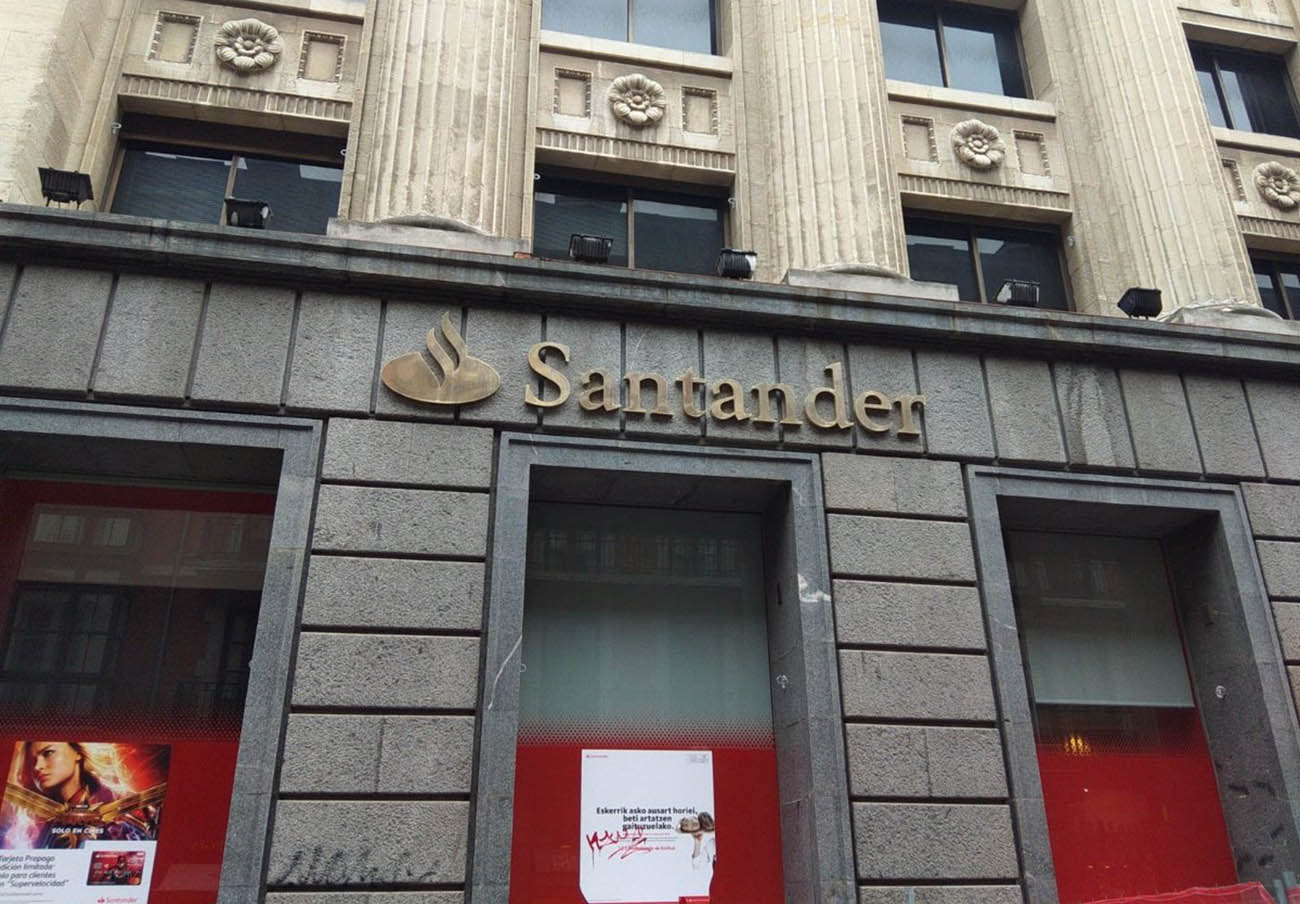 Santander devuelve 255 euros de comisiones a una usuaria a la que cambió el contrato sin su conocimiento