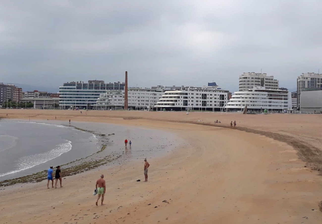 FACUA Asturias vuelve a pedir explicaciones sobre la pasta rojiza aparecida en la playa de Poniente