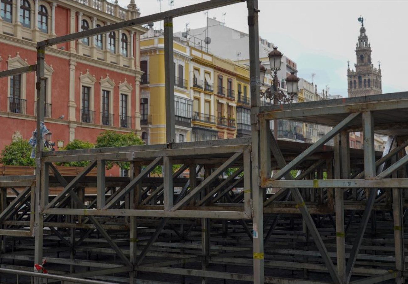 FACUA Sevilla exige al Ayuntamiento que elabore el reglamento de las sillas de la Semana Santa