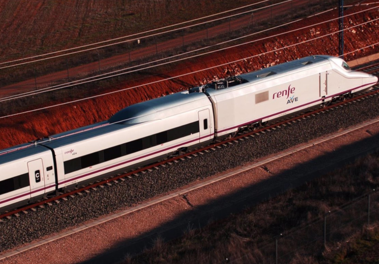 El AVE en Galicia deja a los usuarios sin alternativas: FACUA insta a promover el tren de media distancia