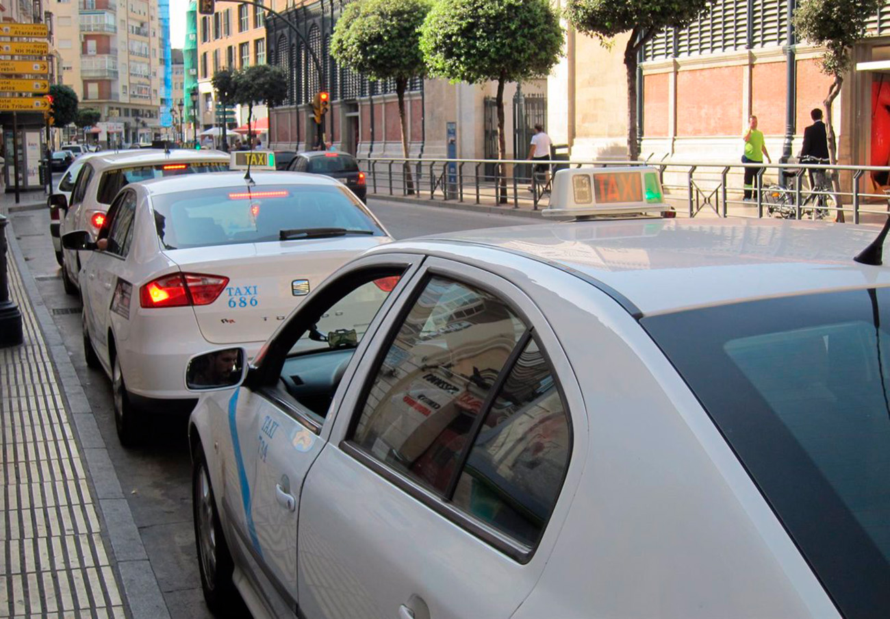 El Ayuntamiento de Córdoba regulariza para 2022 el cobro de suplementos del taxi denunciados por FACUA