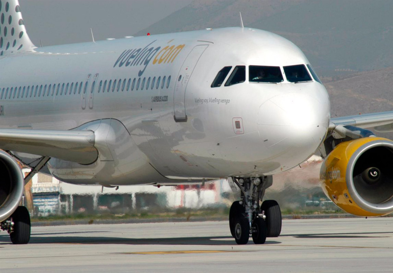 FACUA presenta una nueva denuncia contra Vueling por seguir cobrando subir a cabina el equipaje de mano