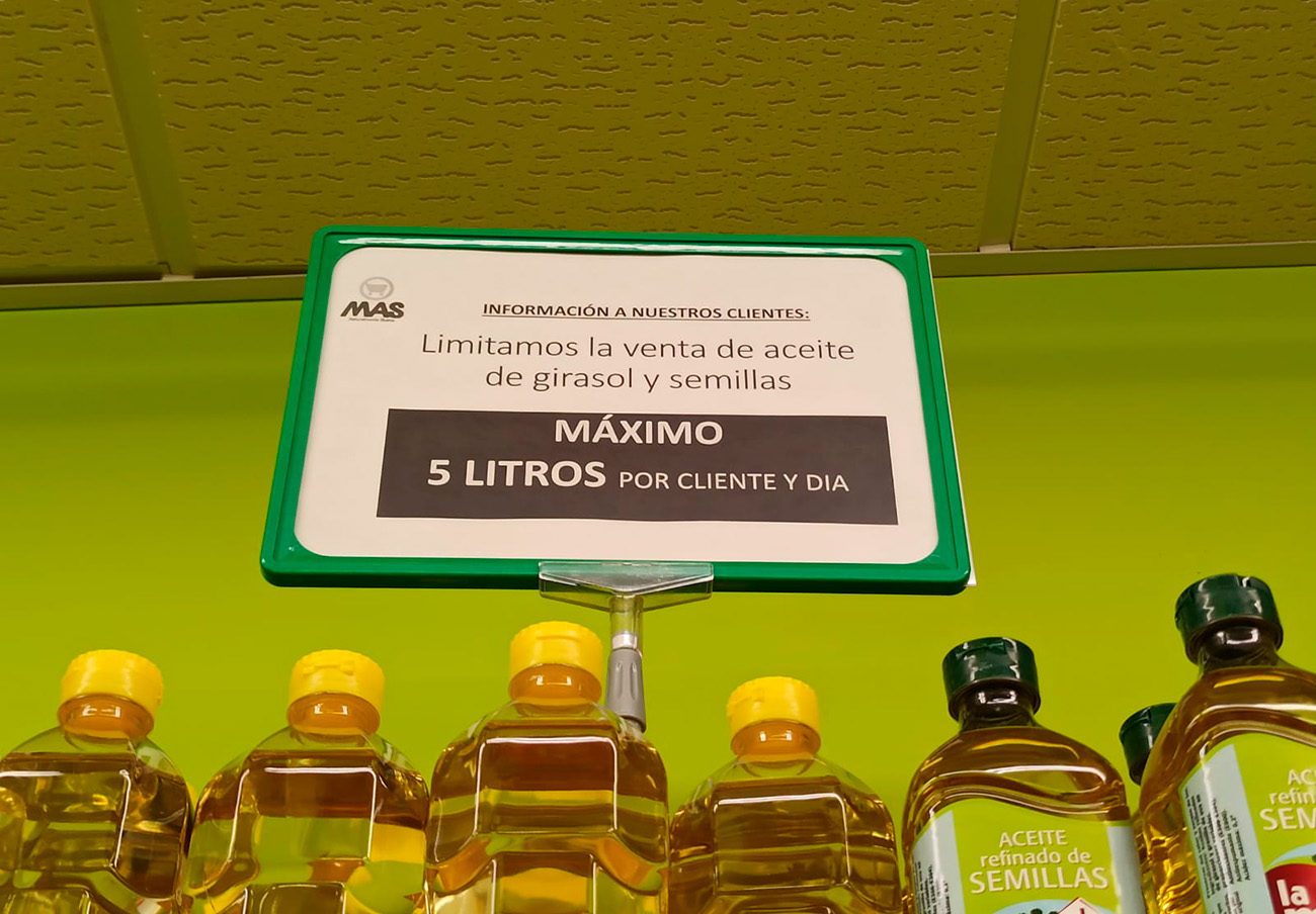 Cartel de un establecimiento MAS limitando el número de litros de aceite de girasol que se puede adquirir.