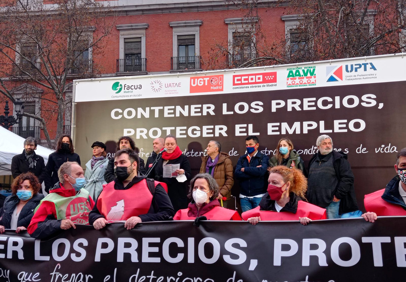 En Madrid, la presidenta de FACUA Madrid, Marian Díaz, lee el manifiesto al finalizar la manifestación.
