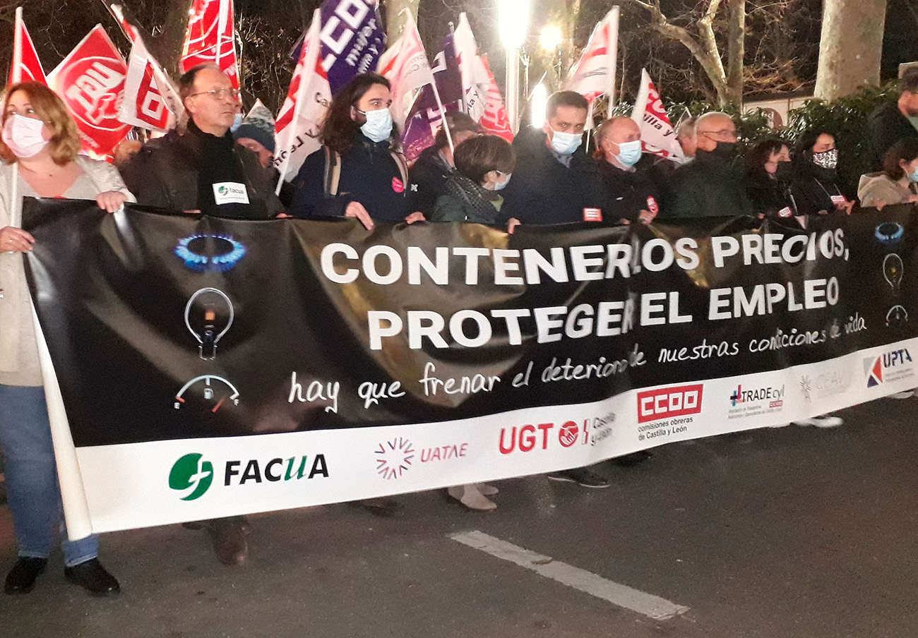 El presidente de FACUA Castilla y León, Jesús Ulloa, (el segundo por la izquierda), durante la manifestación en Valladolid.