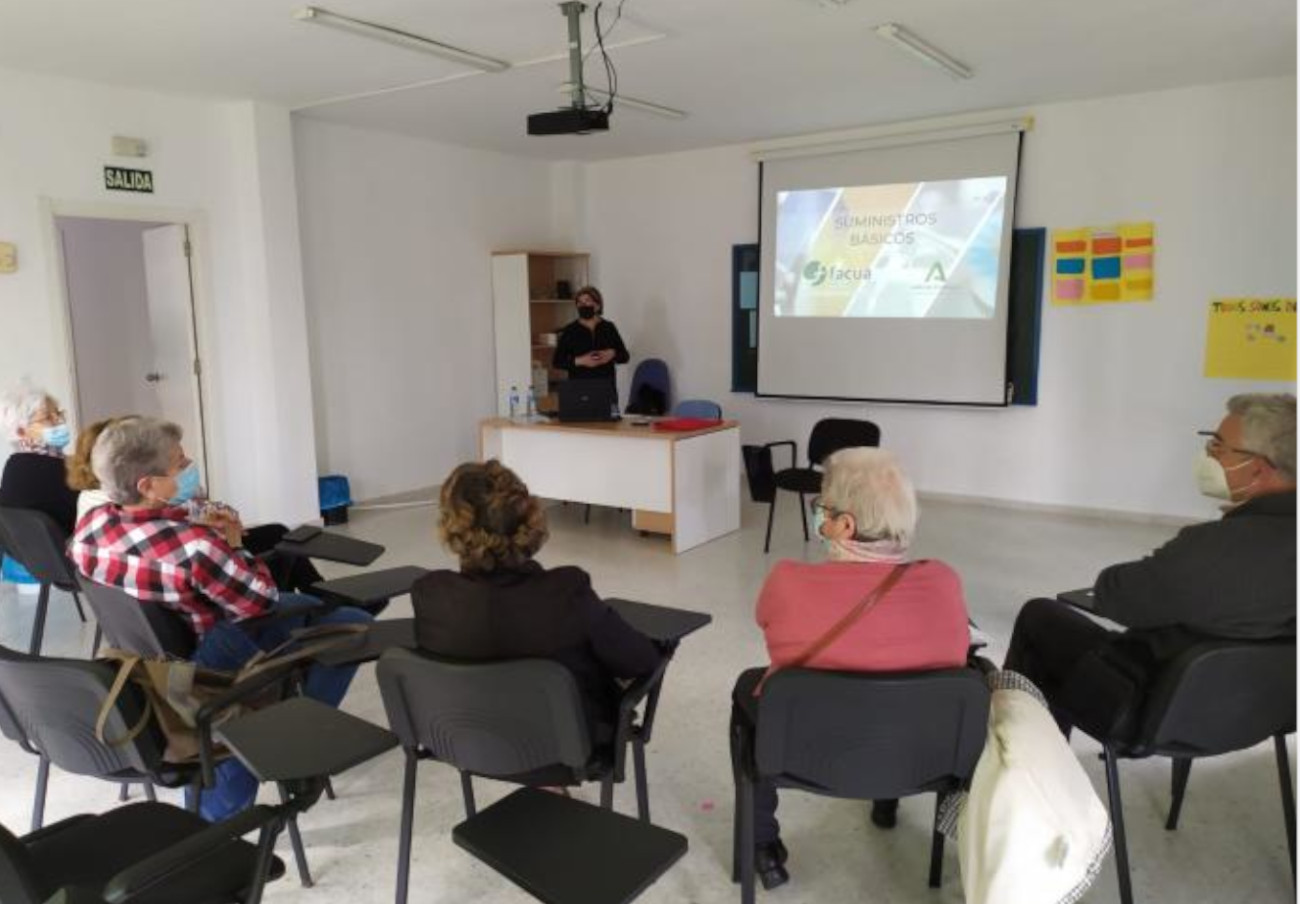FACUA Sevilla imparte un taller formativo sobre suministros básicos en La Algaba