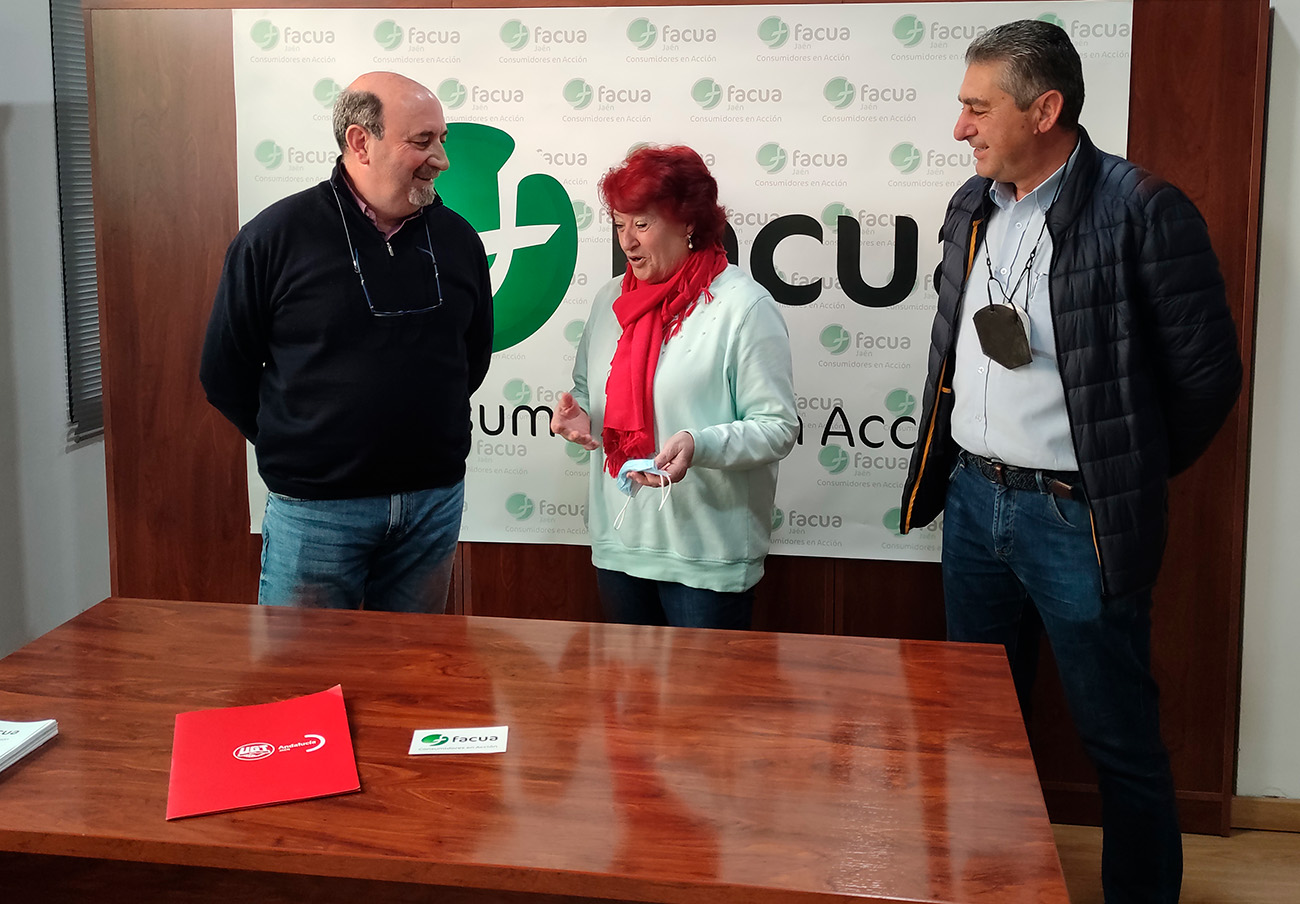 A la izquierda, Manuel Salazar, secretario general de UGT Jaén, y en el centro, Carmen Estudillo, presidenta de FACUA Jaén..