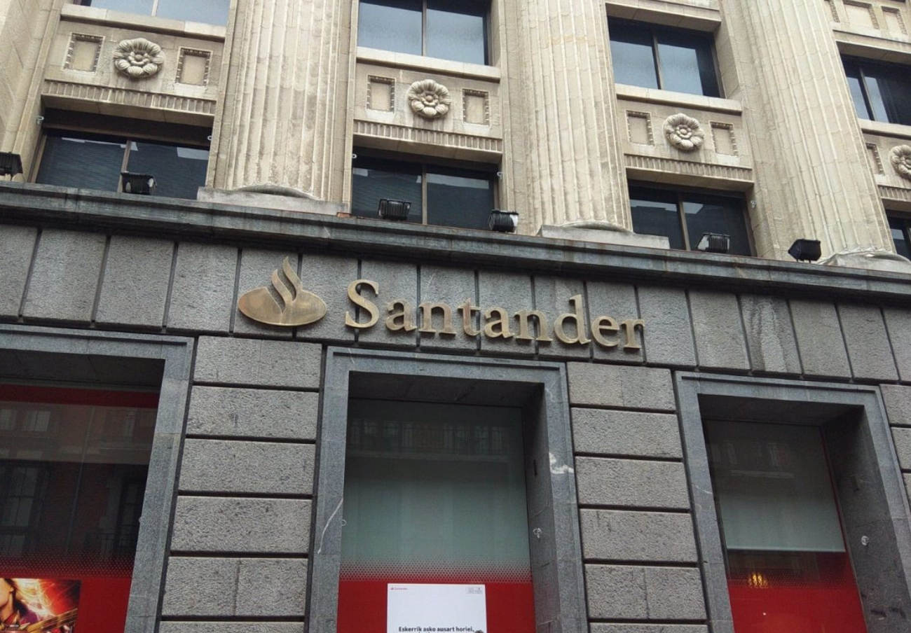Condenada una empleada del Banco Santander por estafar más de 60.000 euros a clientes de avanzada edad

