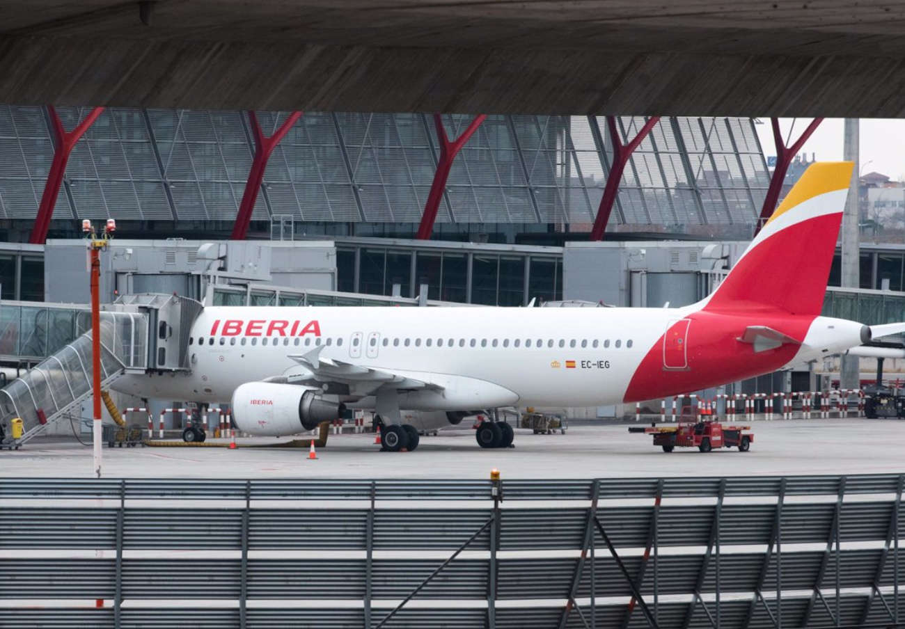 Iberia anuncia problemas en su sistema de check-in y pide a sus pasajeros ir solo con equipaje de mano