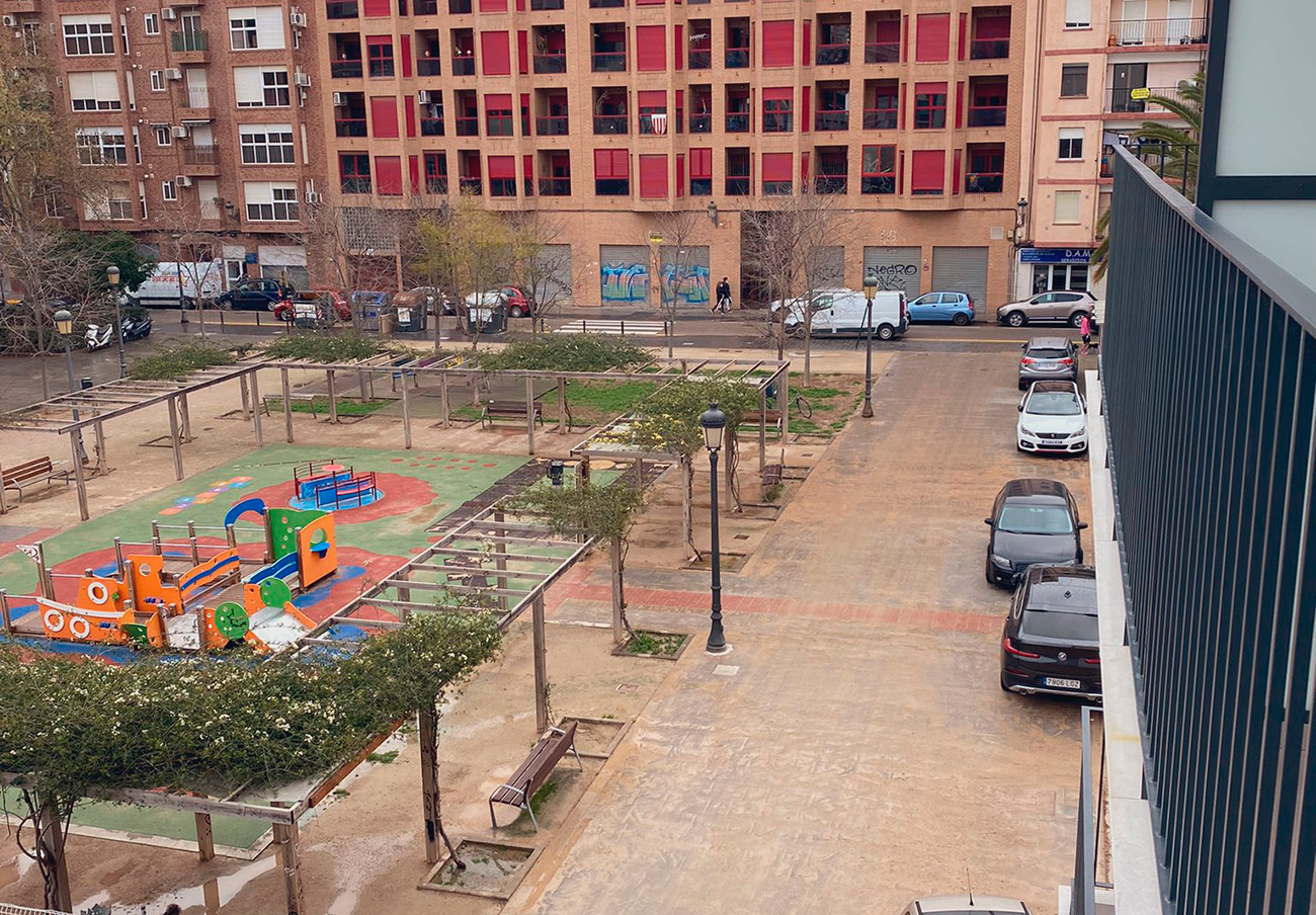 FACUA CV insta al Ayuntamiento de Valencia a evitar la ocupación de un parque infantil por vehículos