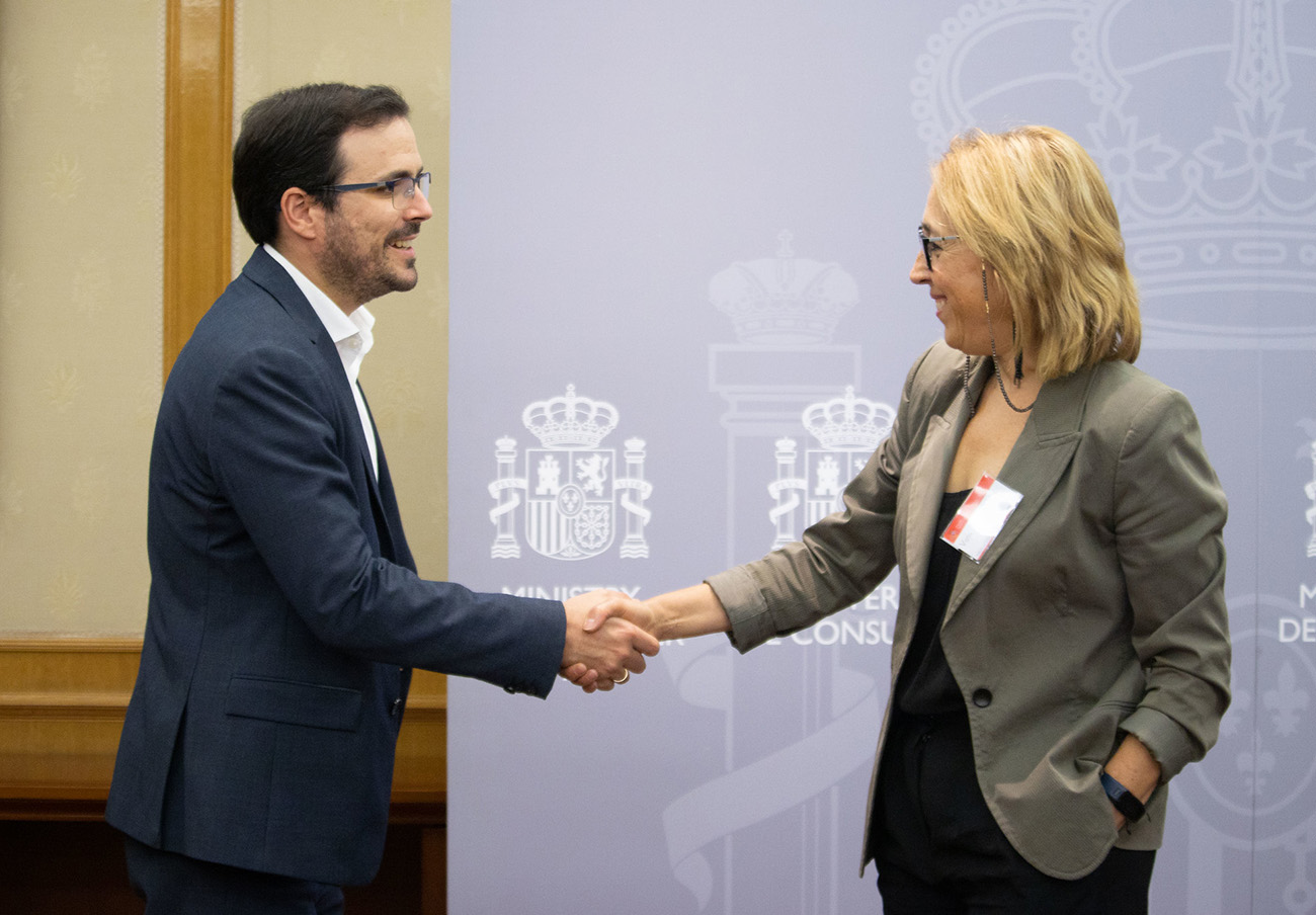 La presidenta de FACUA, Olga Ruiz, con el ministro de Consumo, Alberto Garzón. | Imagen: Ministerio de Consumo.