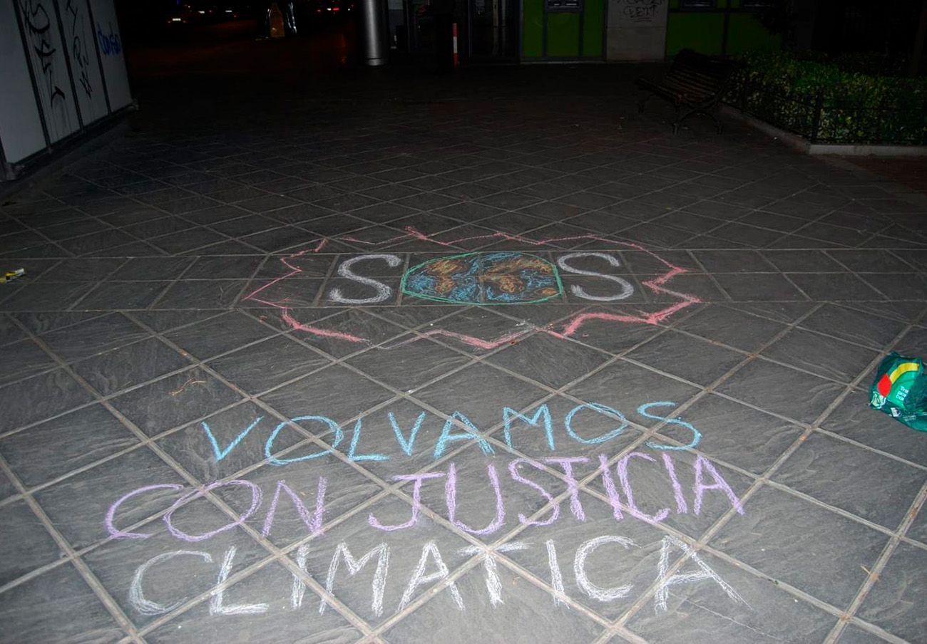 Anulan una multa del Ayuntamiento de Granada por pintar con tiza en el suelo contra el cambio climático