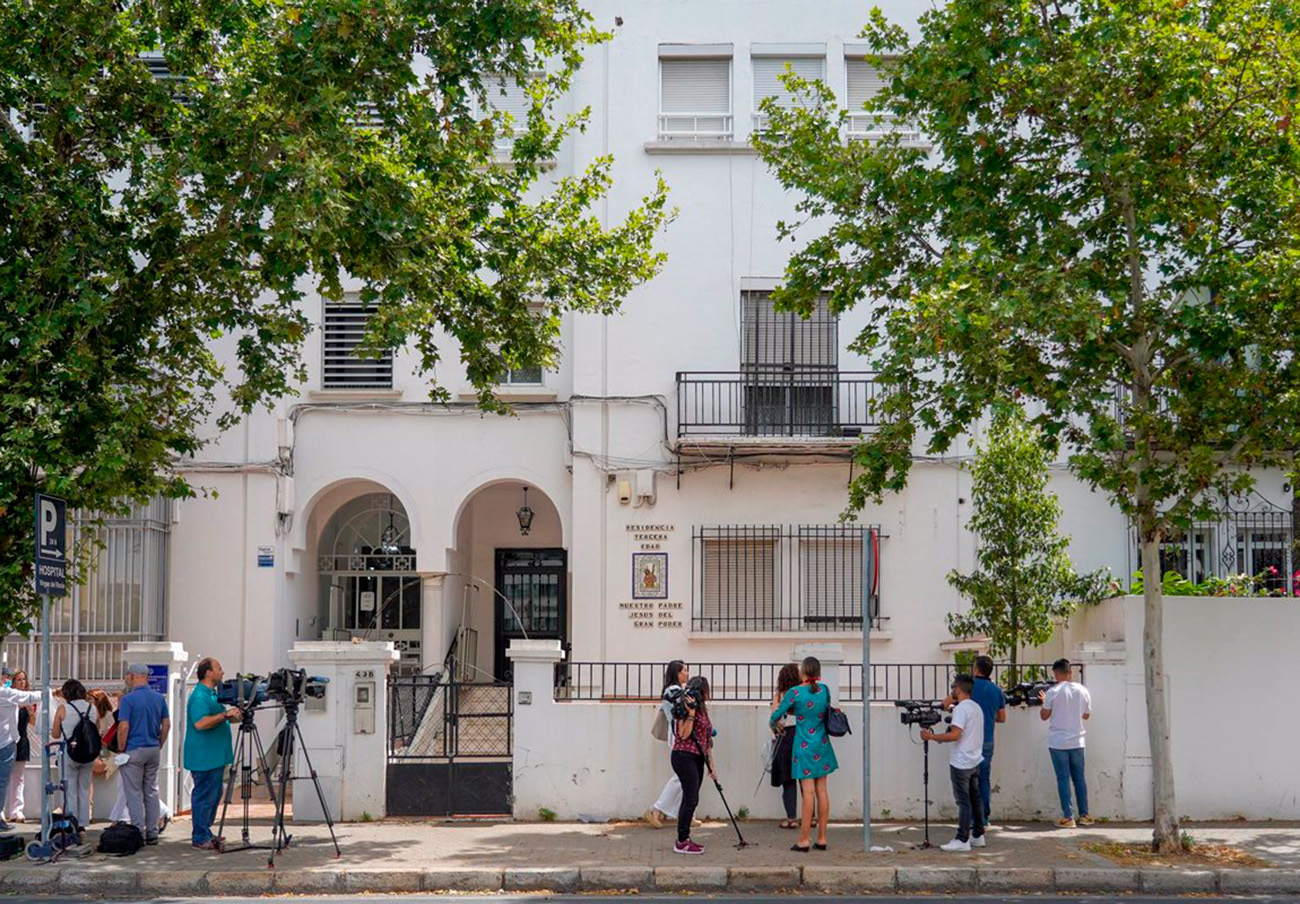 Cierra en Sevilla una residencia que ataba a los ancianos y les daba comida en mal estado