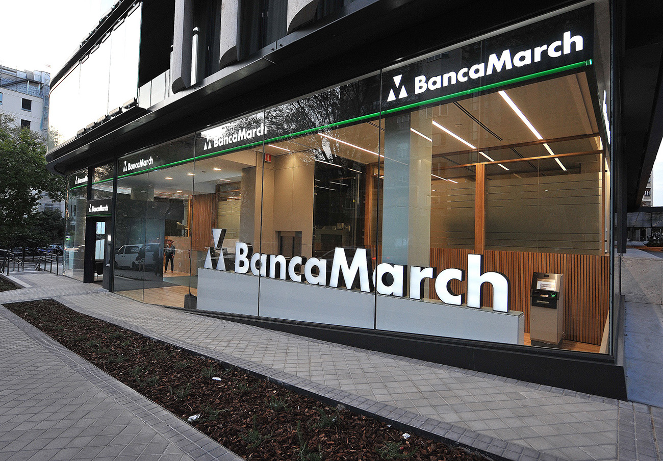 Tras denunciar FACUA, Galicia expedienta a Banca March por su línea de atención al consumidor de pago