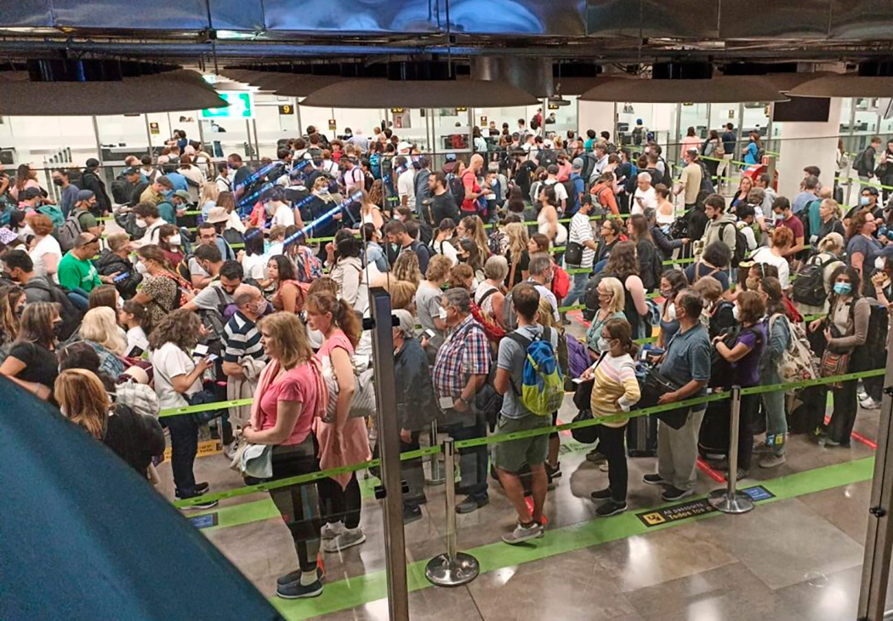FACUA señala que los usuarios pueden reclamar si han perdido vuelos por culpa de las colas en aeropuertos