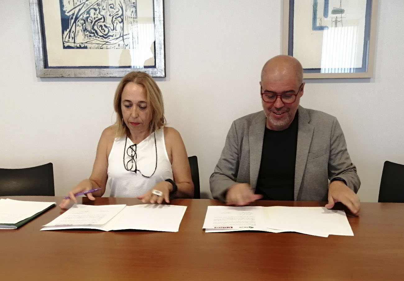 Momento de la firma del convenio por parte de Olga Ruiz y Unai Sordo.