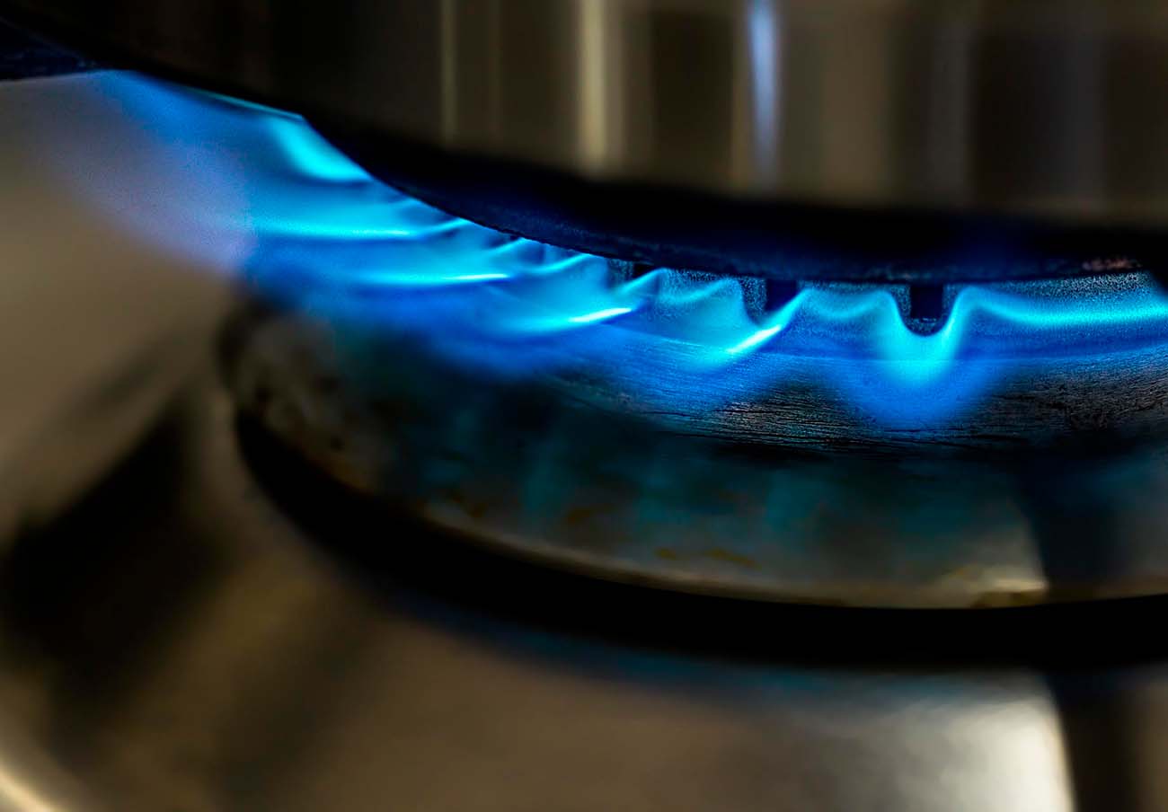 ¿No tienes la tarifa regulada de gas natural? Puedes estar pagando casi cuatro veces más