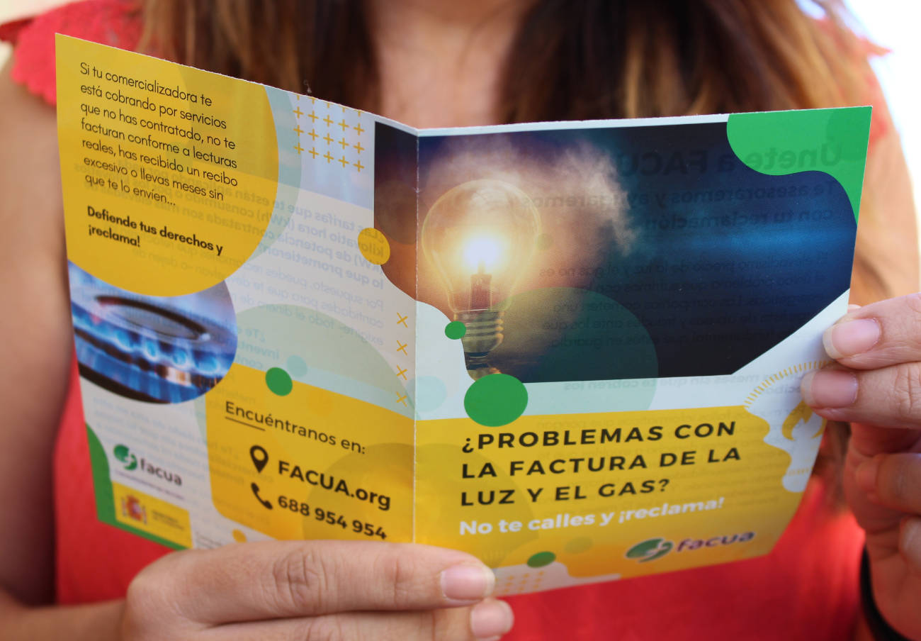 FACUA distribuye un millón de folletos informativos sobre los fraudes de las compañías energéticas
