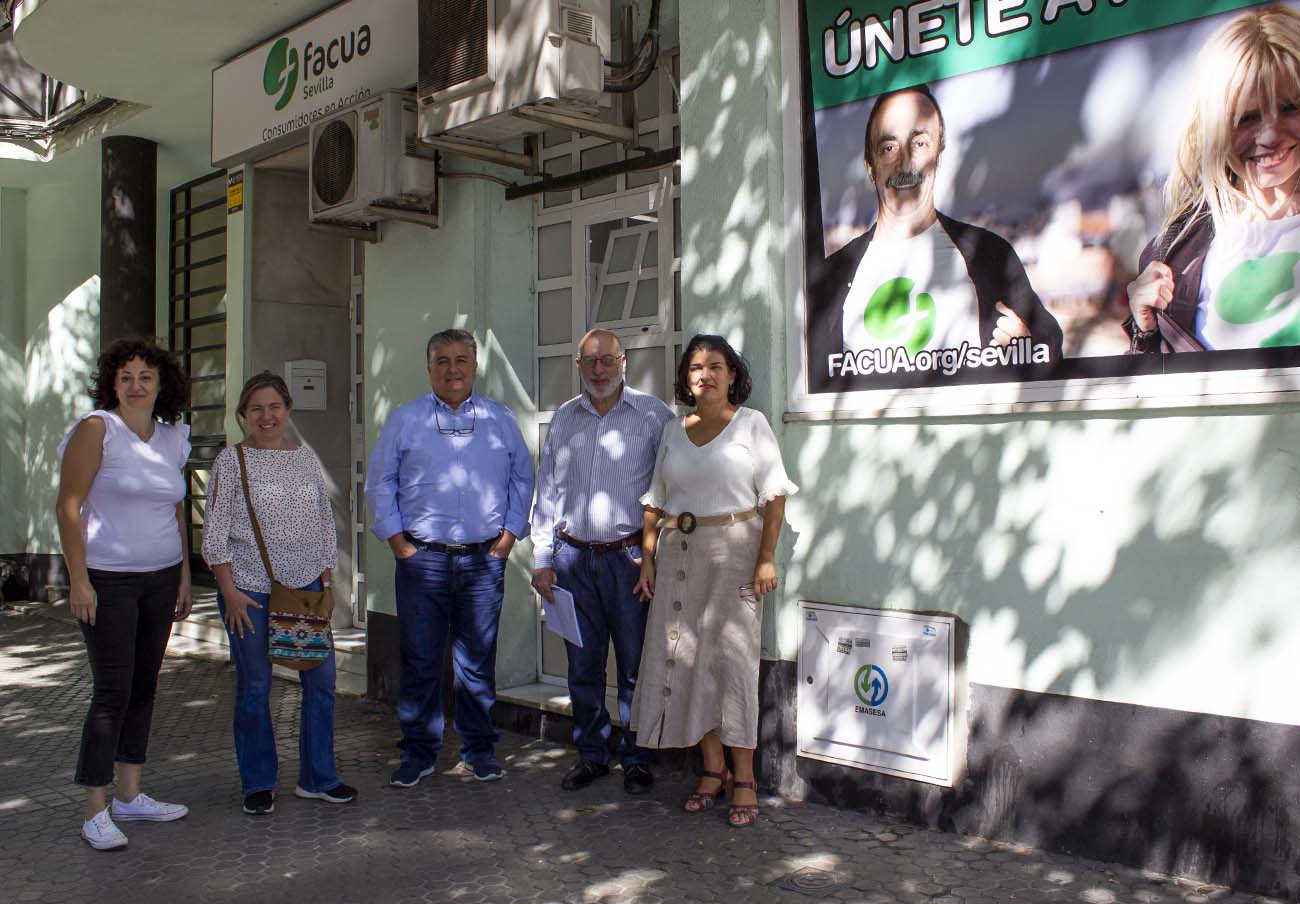 De izquierda a derecha, Almudena Álvarez, secretaria de la Fundación FACUA, Rosa Trinidad y Carlos Vera, presidenta y dirigente de Consumidores Ecuador; Claudio Boada, presidente de La Unión, Rocío Algeciras, presidenta de FACUA Sevilla.