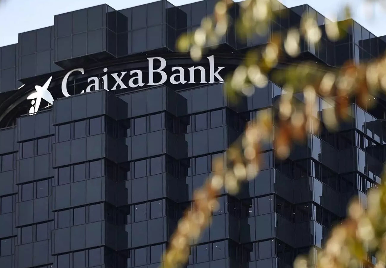 Condenan a Caixabank a abonar 2.559 euros a un cliente de Vigo por autorizar un cargo superior al límite