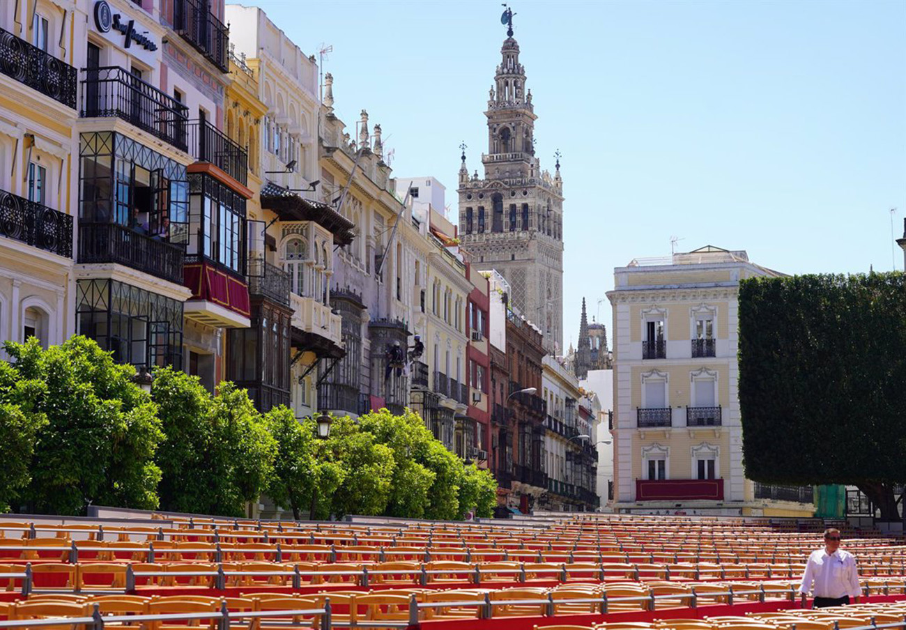 Semana Santa 2023: FACUA Sevilla critica el procedimiento para eliminar sillas de la Carrera Oficial