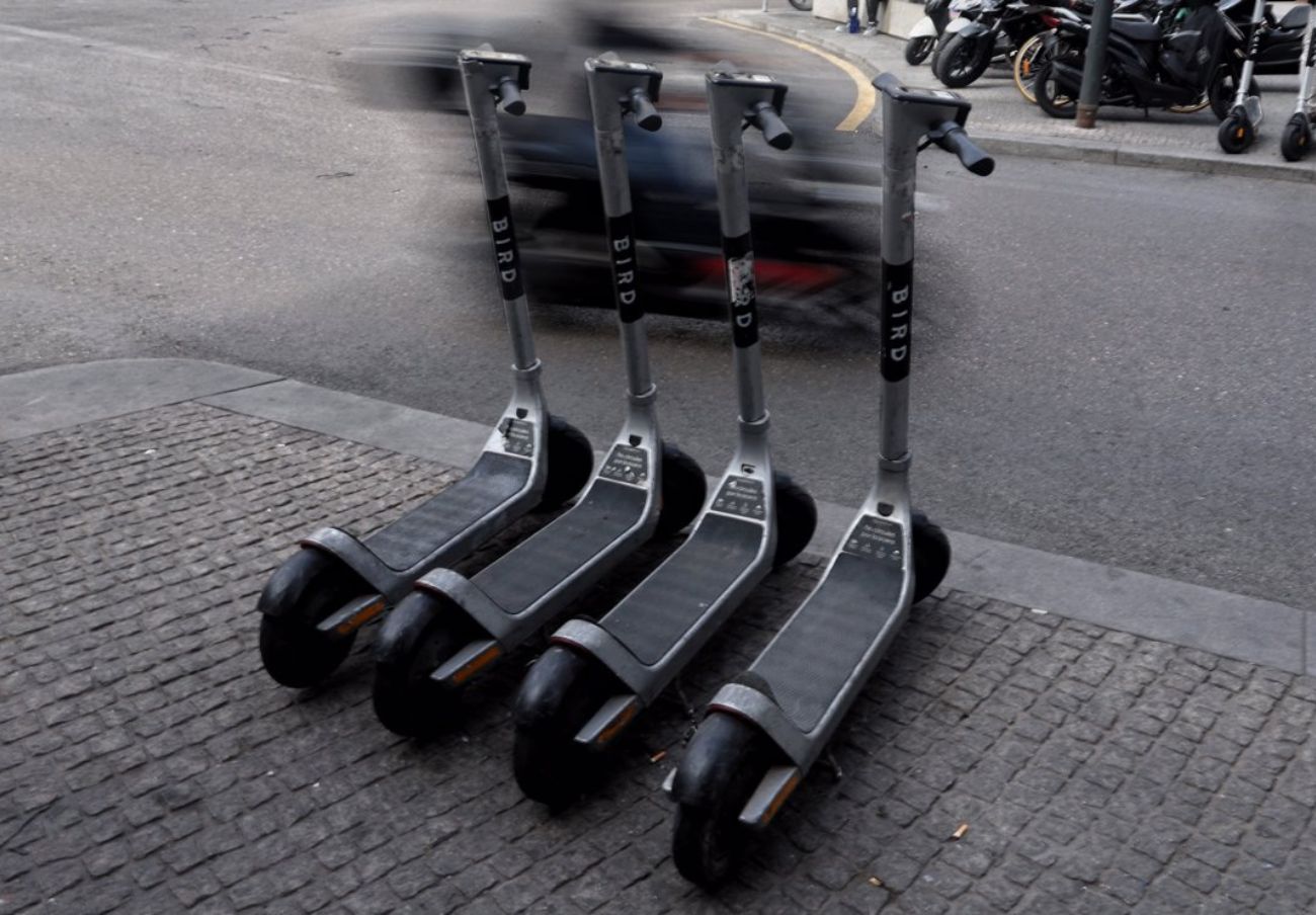Cataluña prohíbe temporalmente los patinetes eléctricos en el transporte público tras la explosión de uno