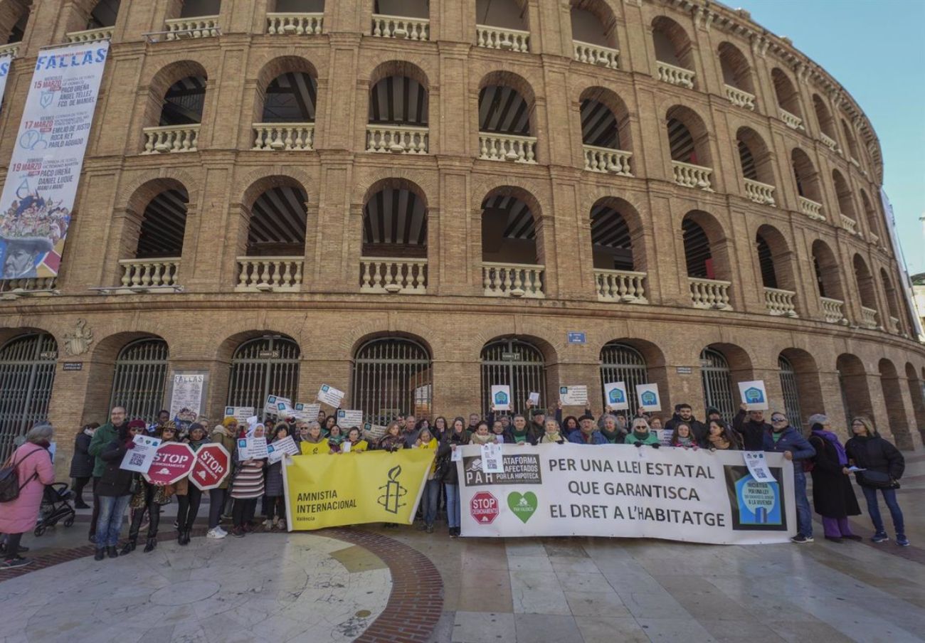 FACUA Comunidad Valenciana participa en una concentración por una Ley de Vivienda realmente efectiva