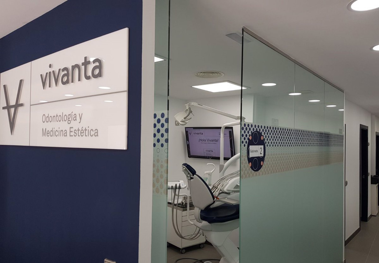Vivanta Dental: los usuarios pueden resolver sus contratos ante incumplimientos, advierte FACUA Málaga