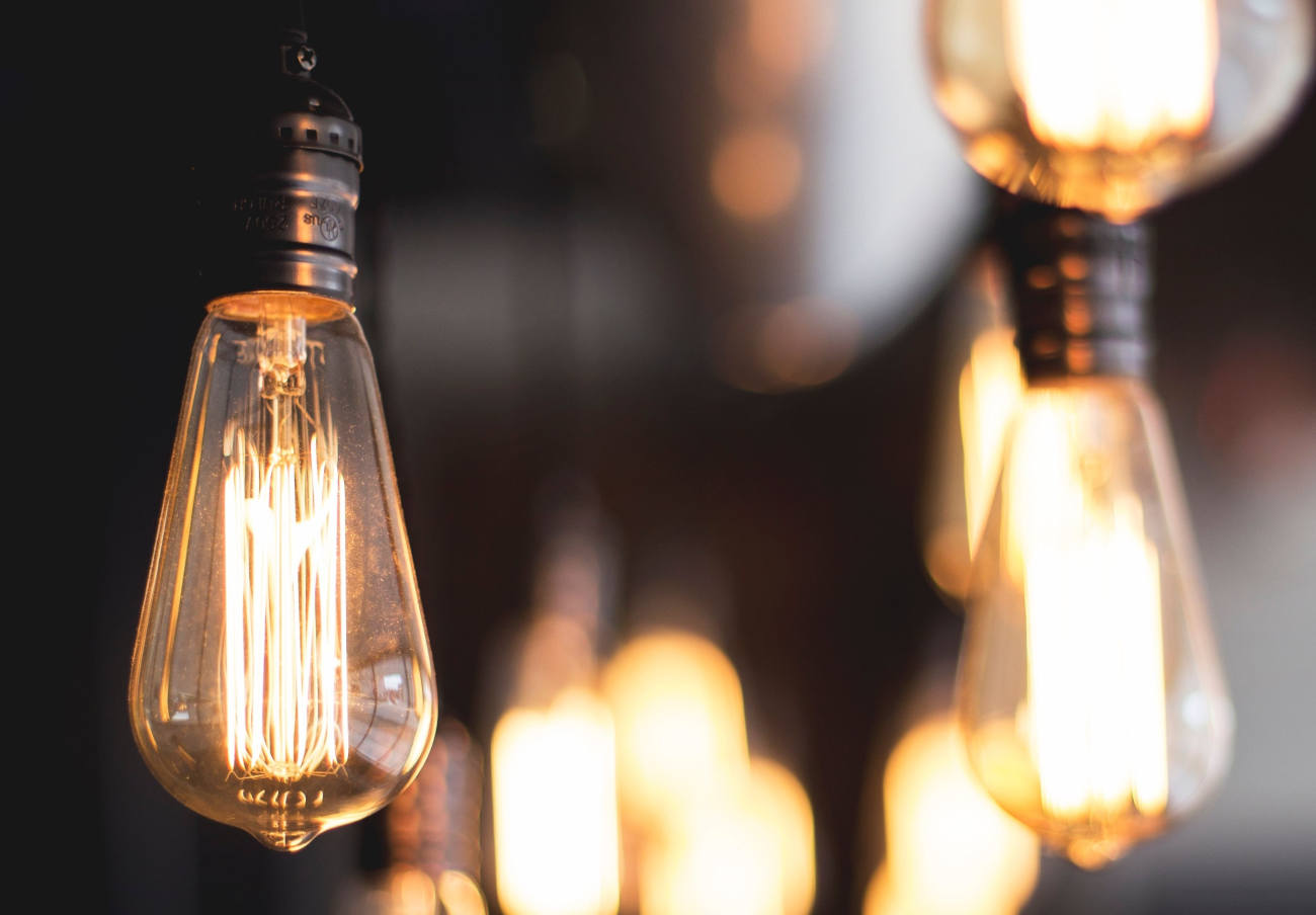 La CNMC propone un cambio normativo que permita contratar las tarifas reguladas de luz y gas por internet