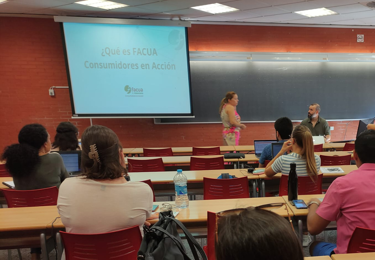 FACUA Comunidad Valenciana imparte una charla sobre consumo en la Universidad de València