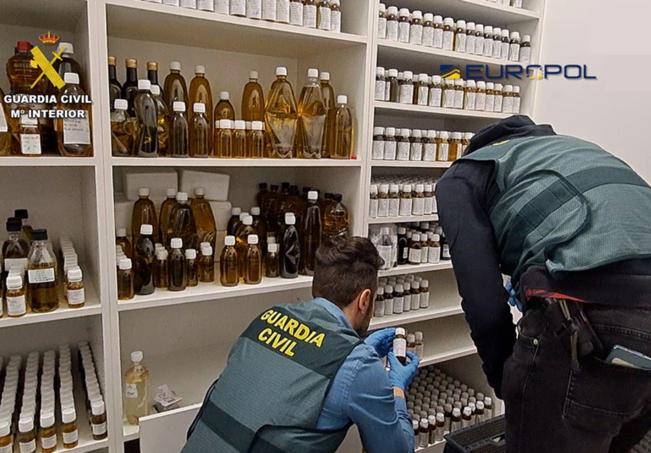 Detenidas 11 personas e inmovilizados almacenes en tres provincias por adulterar aceite de oliva